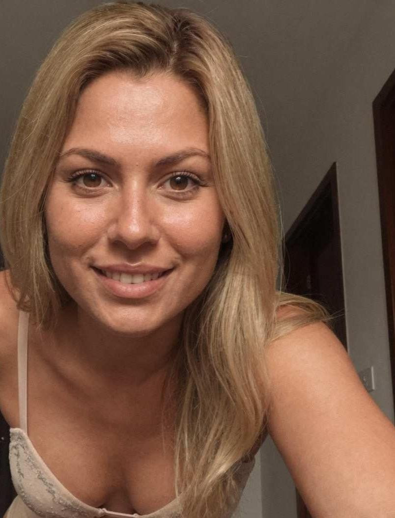 Wil je mijn billen rood slaan en me vol spuiten?