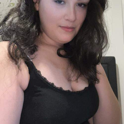 thicc brunette met harige vagina zoekt geile aandacht