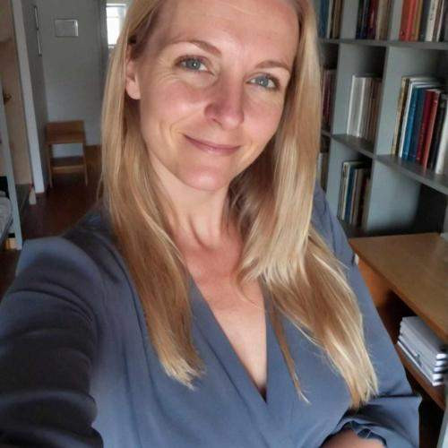 Deze lange blonde zoekt ondeugende date